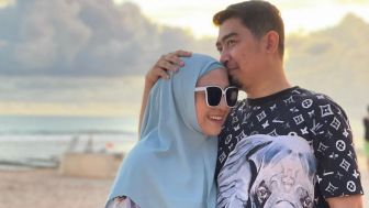 Ceramah April Jasmine Dihujat, Ustaz Solmed Malah Puji Istri: Dia Sangat Cerdas!