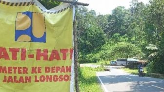 Pemudik Diharapkan Hati-hati, Separuh Badan Jalan Jalur Lintas Tengah Sumatera Amblas