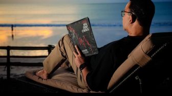 Anies Baswedan Nikmati Liburan Dengan Baca Buku Jebakan Krisis Utang Besar, Sindir Jokowi?