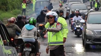 Aksi Kapolda Sumut Turun Langsung Atur Lalu Lintas Gegara Banjir Bandang Sembahe