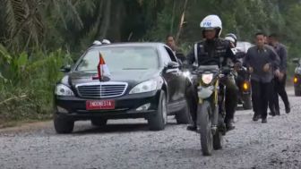 Warga Lampung Nangis Haru Didatangi Jokowi: Semoga Jalan Rusak Segera Diperbaiki