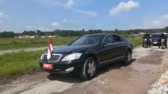 Momen Mobil Jokowi Kesulitan Lewati Jalan Rusak di Lampung