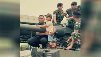 Momen Ketua Nahyan, Cucu Presiden Jokowi Menjajal Tank TNI