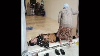 Viral Ritual Calon Kepala Desa di Bangkalan, Dilangkahi Sang Ibu dan Ditampar
