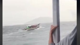 Viral Kapal Wisatawan Terombang-ambing di Laut Pesisir Selatan, Penumpang Histeris: Istighfar!