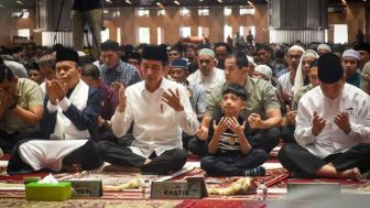 Momen Jokowi Ajak Cucu Jan Ethes Salat Jumat di Masjid Istiqlal