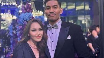 Pamer Foto Dirangkul Robby Purba, Wajah Ayu Ting Ting Digunjing: Tua Banget Kayak Bunda Corla!