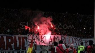 Jangan Coba-coba Nyalakan Flare di Liga 1, Bakal Ada Sanksi Berat