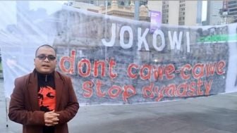 Denny Indrayana Demo di Austalia, Bentangkan Spanduk 'Jokowi Don't Cawe-cawe Stop Dynasti'