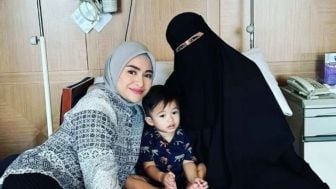 Izin Buka Hijab ke Umi Pipik, Nathalie Holsher Menangis Ungkap Alasannya