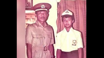 Pamer Foto Lawas Bareng Ayah, Ganjar Pranowo Ngaku Bangga Jadi Anak Polisi