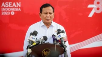 Prabowo Habis-habisan Bela Ketum PAN Zulhas Bagi-bagi Uang Rp 50 Ribu ke Nelayan: Dia Suka Sedekah!