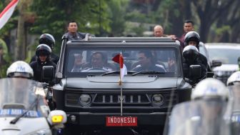 Momen Prabowo Sopiri Jokowi dan Erick Thohir Naik Mobil Maung Pindad, Publik Nilai Kode Keras 2024