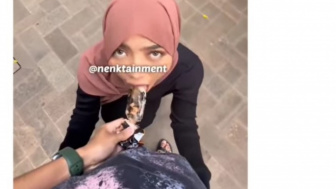 Adegan Emut Es Krim di Kelamin Pria Bikin Oklin Fia Dihujat Soal Hijab