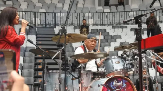 Komentar Lucu Jokowi Usai Saksikan Menteri Basuki Main Drum Bersama Grup Band Cokelat: Masih Kalah dengan John Bonham