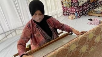 Tips Simpan Kain Songket Palembang Berbenang Emas, Hati-Hati Saat Digulung