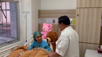 Momen Prabowo Subianto Bawa Boneka Beruang Jenguk Nabila yang Kakinya Diamputasi Usai Selamatkan Kucing