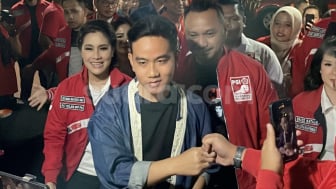 Momen Gibran Tolak Jaket PSI Saat Acara Kopdarnas, Warganet: Gak Bahaya Ta!