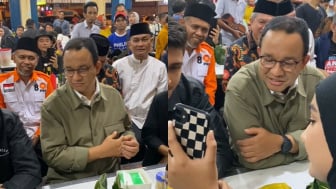 Anies Baswedan Mampir ke Warkop Agem Senyum di Medan, Warganet: Ada yang Manis di Samping Pak Anies!