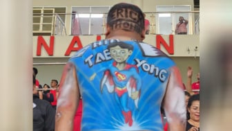 Supporter Timnas Indonesia Lukis Shin Tae-yong Jadi Superman-Gibran Rakabuming di Tubuhnya