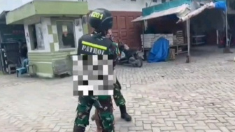 Momen Anggota TNI di Medan Pasangkan Baju ke Wanita ODGJ Tanpa Busana