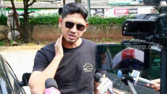 Arya Saloka Tampil Lusuh Joget Pakai Kolor dan Topi Terbalik, Netizen Ribut: Spesialis Hansip FTV