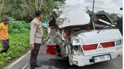 Kecelakaan Maut Mobil Travel Tabrak Truk di OKU, Tiga Penumpang Tewas di Tempat