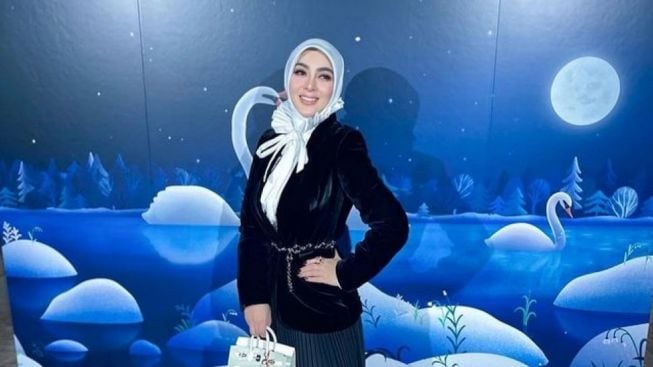 Syahrini Disebut Berbohong Lagi Liburan, Gara-gara Foto Kimono Ini