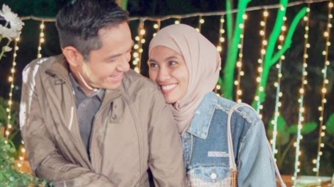 Bantah Rumor Retak, Dude Herlino Pamerkan Wajah Bahagia Alyssa Soebandono