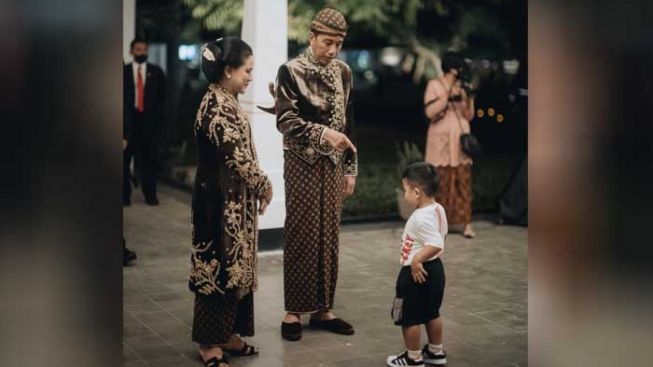 Bobby Nasution Posting Foto Anaknya Bersama Jokowi dan Iriana: Nahyan Jangan Ganggu Kak Kaesang Malam Jumat Ya