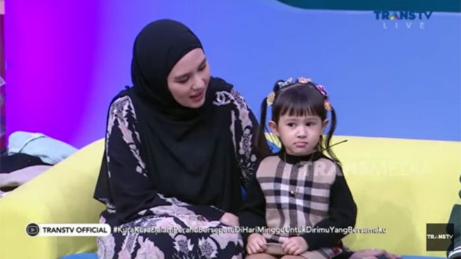 Syok Lihat Kartika Putri Pakai Baju Seksi, Khalisa: Ibu Kelihatan Auratnya