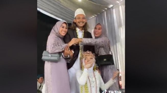 Viral Video di TikTok, Pria Ini Nikah Lagi Didampingi Dua Istri