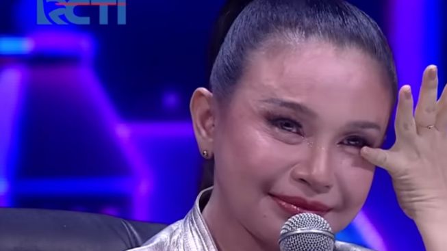 Rossa tak Kuasa Menahan Tangis Nyanyikan Lagu Hijrah Cinta, Terkenang Sosok Ini