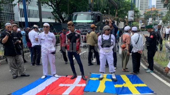 Murka Al-Quran Dibakar Tokoh Anti Islam, PA 212 Injak-injak Bendera Swedia dan Belanda: Usir Dubes Mereka!