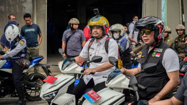 Kompaknya Ridwan Kamil dan Bobby Nasution Keliling Medan Naik Motor Listrik