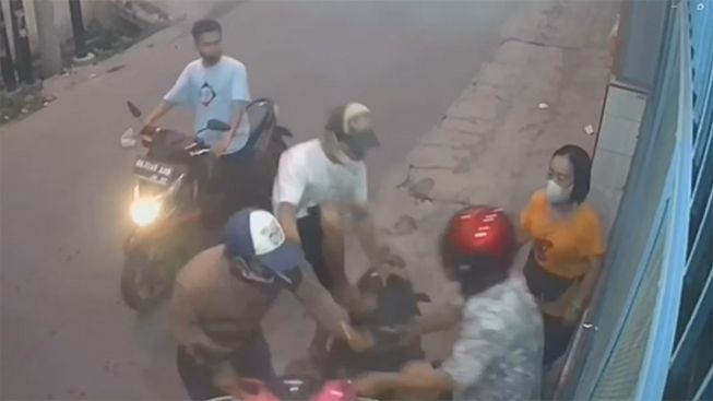Viral Tiga Pria Rampok Motor Pasutri di Medan, Ancam Korban Pakai Sajam