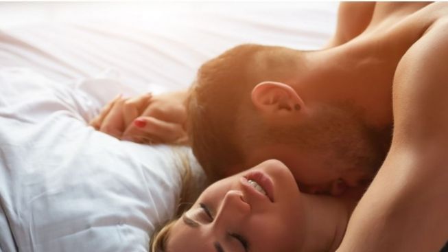 Cara Cepat Bikin Istri Orgasme, Psikolog Sarankan Hubungan Seks di Atas Sofa