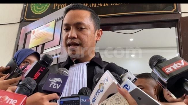 Momen Kuasa Hukum Menangis dan Berpelukan Usai Vonis Bharada E Jauh Lebih Ringan