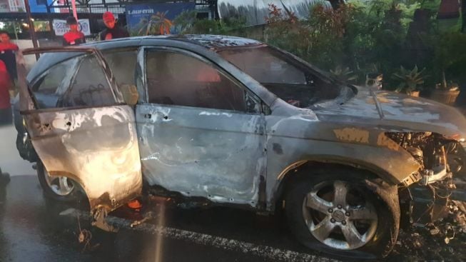 Mobil Honda CRV Terbakar di Jalan Protokol Palembang Saat Hujan Deras, Begini Kondisi Sopir Perempuannya