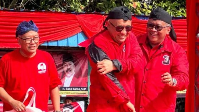 Ditandai Pemasangan Jaket Partai, Teten Masduki Resmi Gabung PDI Perjuangan