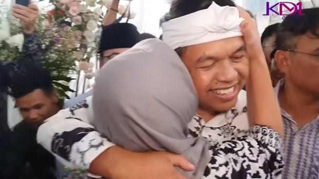 Momen Dedi Mulyadi Diserbu Emak-emak Sampai Dicium Pipinya Saat Hadiri Undangan Pernikahan