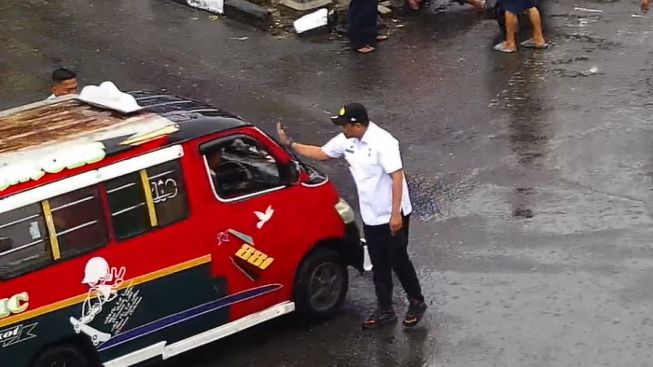 Hujan-hujanan, Bobby Nasution Marahi Sopir Angkot yang Tabrak Pemotor di Medan