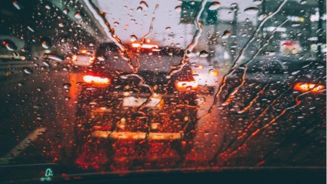 3 Tips Aman Berkendara Saat Musim Hujan