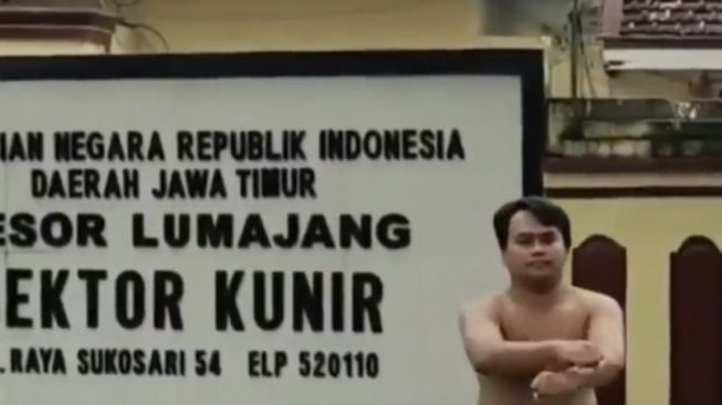 Viral Video Pria Joget Telanjang Dada di Depan Polsek