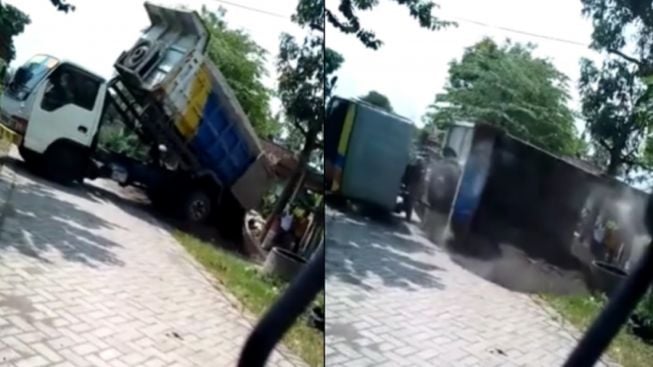 Detik-detik Truk Terbalik Saat Turunkan Pasir, Videonya Viral