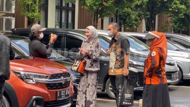 Ibunda Ferry Irawan Nilai Venna Melinda Terlampau Sadis, Kembalikan Barang Ferry di Depan Media