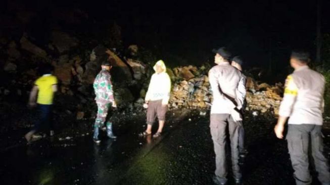 Hujan Semalaman, Jalan Lintas Riau-Sumbar di Kampar Longsor