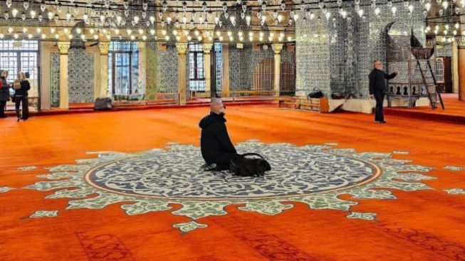 Meski Kristen, Bertrand Antolin Kunjungi Masjid di Turki