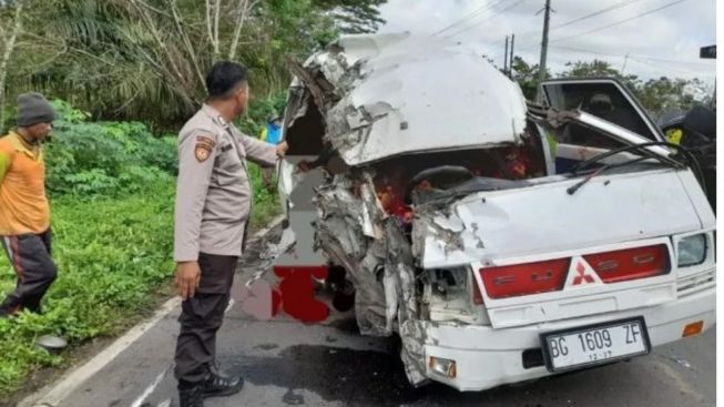 Kecelakaan Maut Mobil Travel Tabrak Truk di OKU, Tiga Penumpang Tewas di Tempat