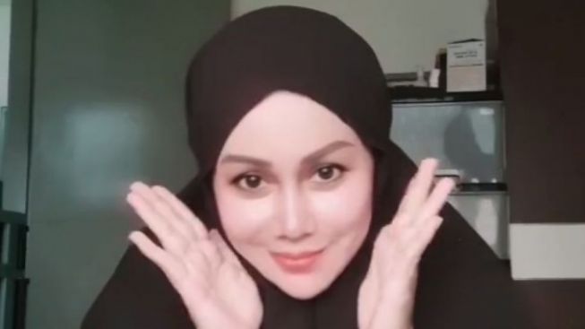 Mak Vera Bantah Nikita Mirzani: Billy Syahputra Tawarkan Kado